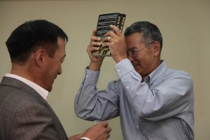 APCSS Acting Director Brig. Gen. (Ret.) James T. Hirai shows his gratitude to Lt. Col. Gonchigdorj Nyamdorj for his gift. 