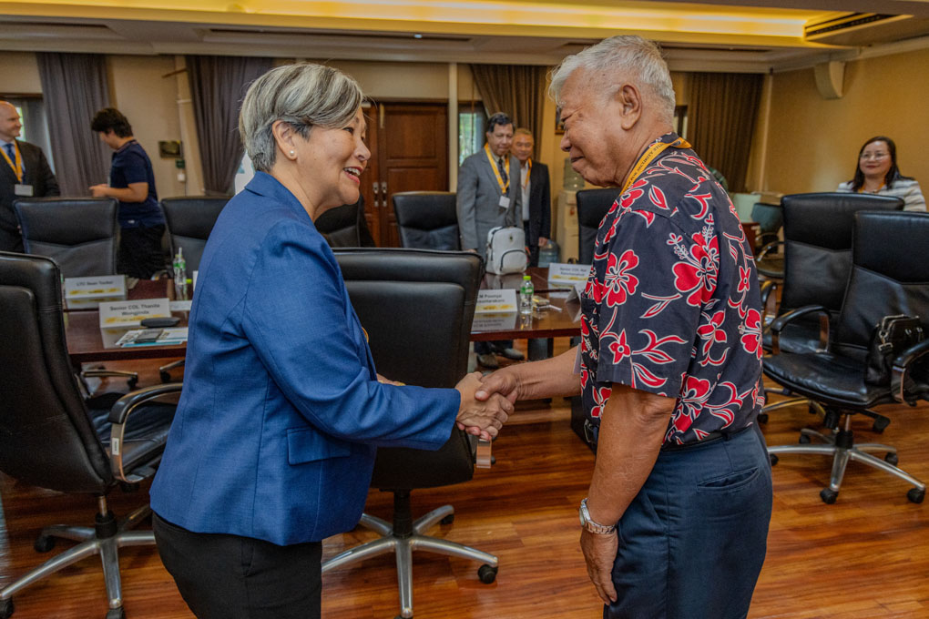 DKI APCSS Director shake hands with VADM (Ret) Gosol Triyakun